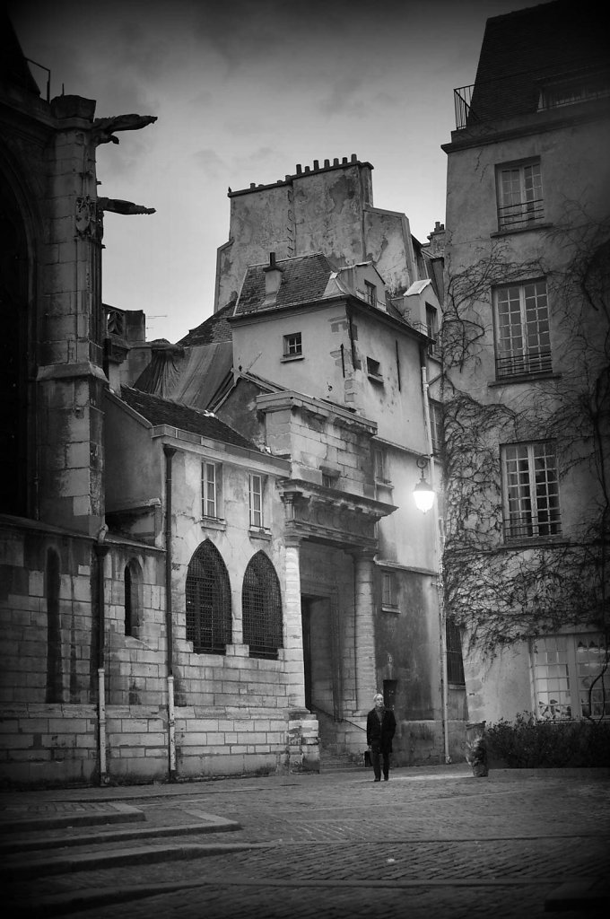 lost-in-the-old-Paris.jpg