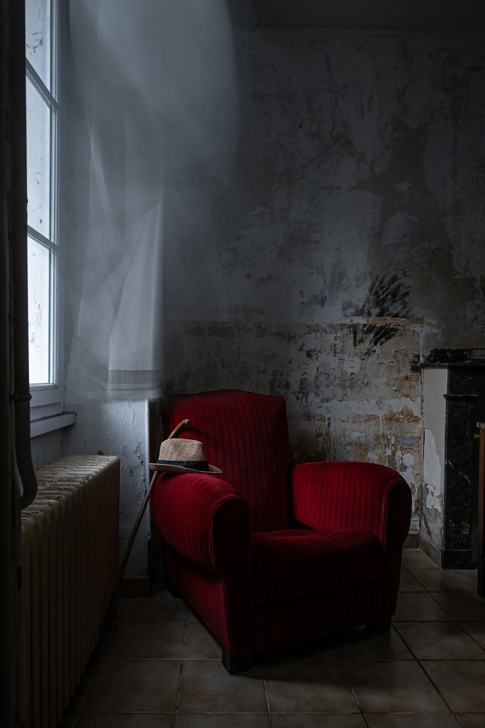 fauteuil-rouge-chapeau-1001183.jpg